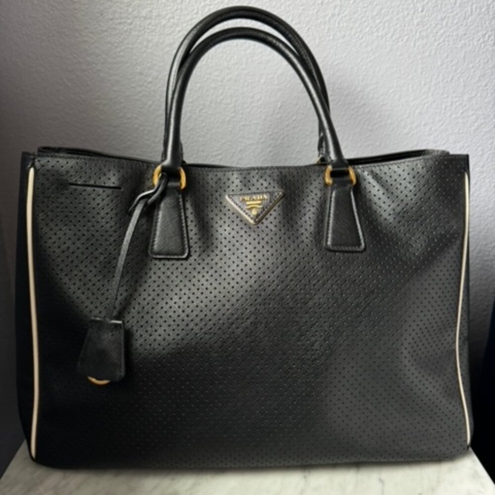 Prada -  Saffiano Preforated tote